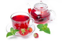 水壶和一杯红茶加上草莓和薄荷隔离
