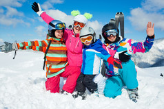 冬季滑雪的乐趣。幸福的家庭