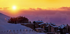 美丽的日落，在白雪皑皑的山区村落