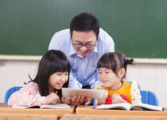 教师教学与数字平板电脑或 ipad 的孩子
