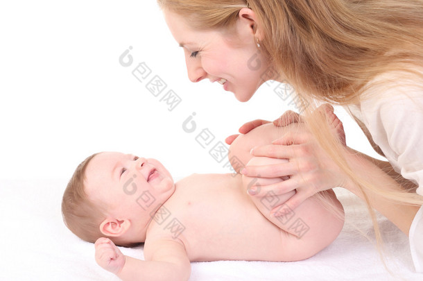 婴儿保健按摩。妈妈按摩的孩子