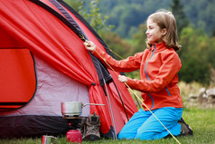 在帐篷里-年轻女孩设置一个帐篷露营营地
