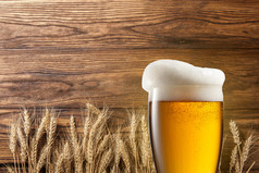 小麦在木头上有杯啤酒