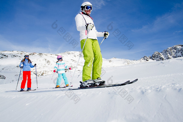 滑雪、 冬天，滑雪课-在滑雪道上滑雪者