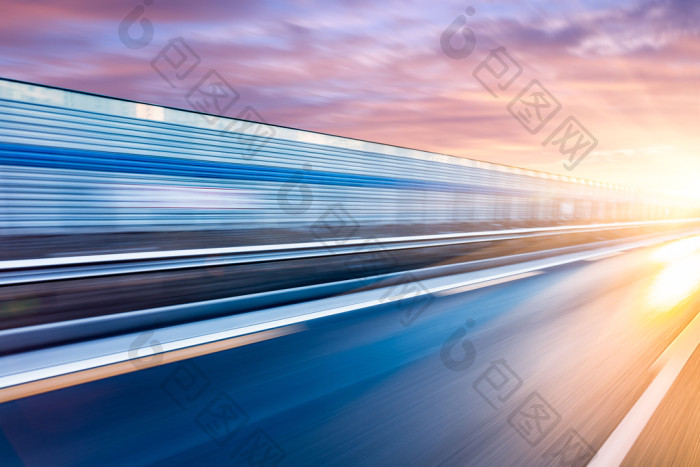 日落时汽车在高速公路上行驶运动模糊图片-包图网企业站