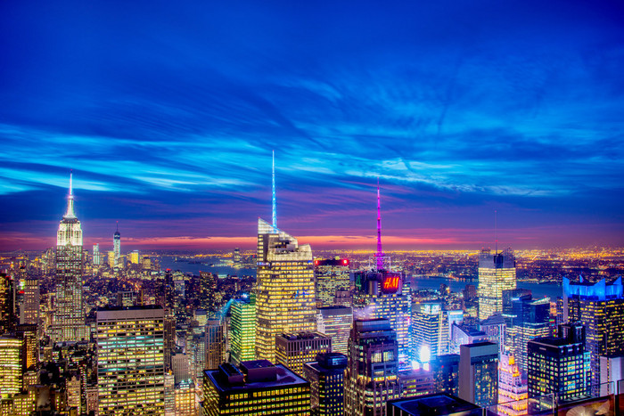 纽约著名的摩天大楼在晚上