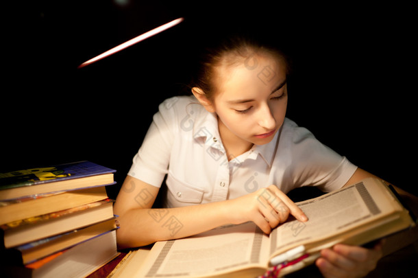 年轻女孩的<strong>读书</strong>，黑暗的<strong>夜晚</strong>，在图书馆