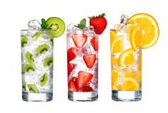 玻璃冷水果饮料集合在白色背景上孤立