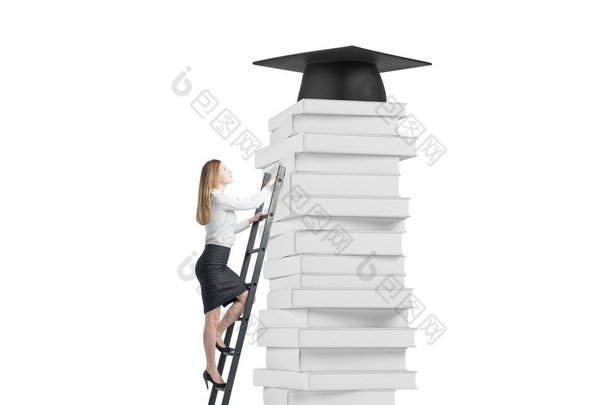 年轻的女士爬上即可获得大学<strong>学士学位</strong>。成堆的书籍与毕业帽子作为奖品。分离.