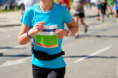 马拉松比赛、 女跑步运动员对道路、 体育、 健身和健康的生活方式的概念