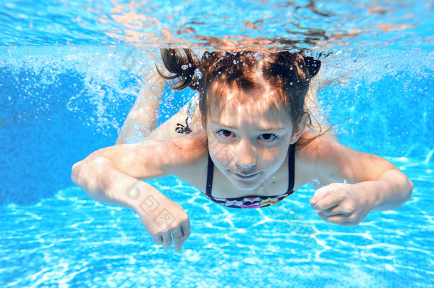 快乐的女孩游在水下，<strong>游泳</strong>池<strong>游泳</strong>、 踢球和玩乐的好动小孩，<strong>儿童</strong>水运动