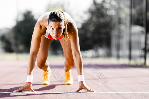 女子短跑运动员<strong>专项</strong>准备运行