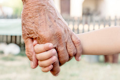儿童控股祖父母或外祖父母的手
