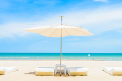 伞和椅子上海滩