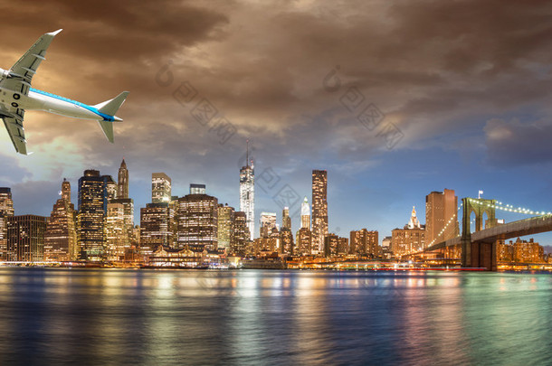 飞机在<strong>纽约城</strong>-度假和旅游的概念