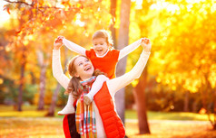 幸福的家庭: 母亲和孩子对拥抱的小女儿玩