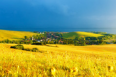美丽的风景,绿色和黄色的草地和湖泊与村庄.斯洛伐克、中欧.