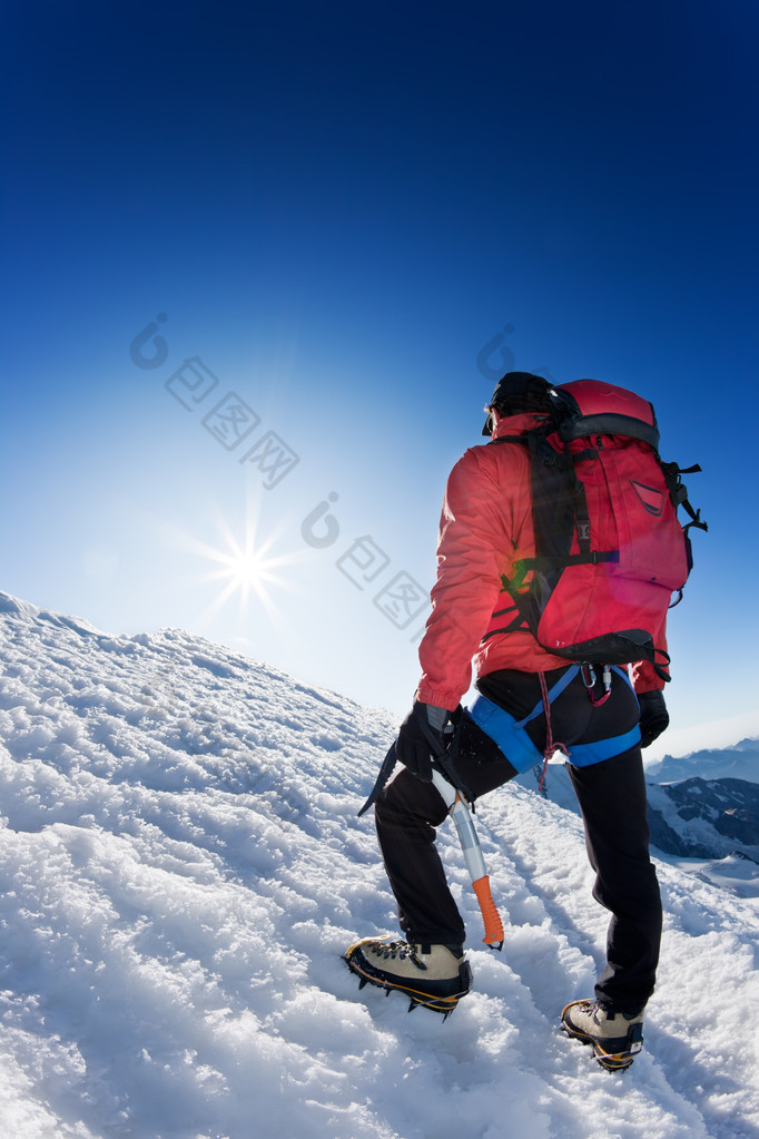 孤独的登山者到达顶部 攀登雪山