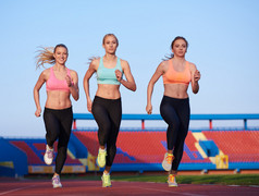 在田径比赛跑道上运行的运动员妇女组