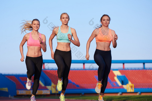 在<strong>田径比赛</strong>跑道上运行的运动员妇女组