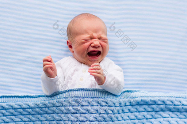 蓝色的毯子上的初生男婴