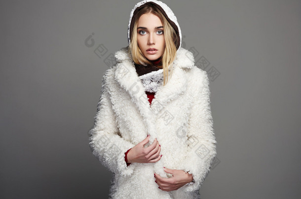 在白色毛皮<strong>大衣</strong>和敞篷的漂亮女孩。<strong>冬天</strong>的年轻女人
