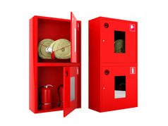 红色的消防软管和白色背景上的灭火器柜