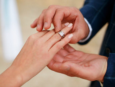 男人向他的女朋友提出与圆环的建议。把戒指放在手上.