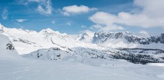 雪山覆盖的冬季风景.