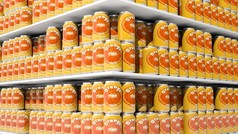 3d 渲染与橙汁饮料罐的超市货架上的特写.