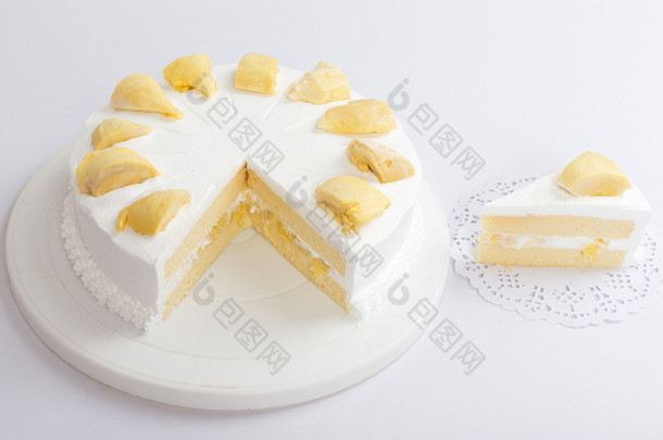 白色背景上的榴莲蛋糕
