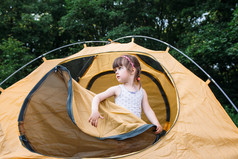 漂亮的小女孩在帐篷里，旅行照片，森林