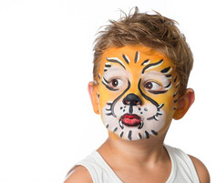 与画在他的脸上像老虎、 狮子可爱可爱的孩子