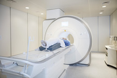 女性患者进行 Mri 扫描