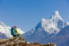 背负背包的女旅行家，背景上是美丽的夏季喜马拉雅山风景