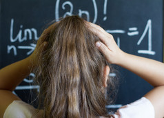 女学生认为数学黑板上的困难任务