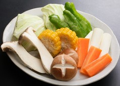 新鲜的蔬菜与玉米、 蘑菇、 胡萝卜、 萝卜吃火锅