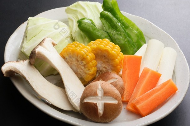 新鲜的蔬菜与玉米、 蘑菇、 胡萝卜、 萝卜吃火锅
