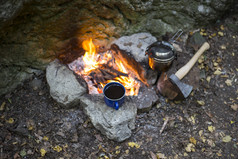 煮早餐。在暑期夏令营篝火烹饪早餐.