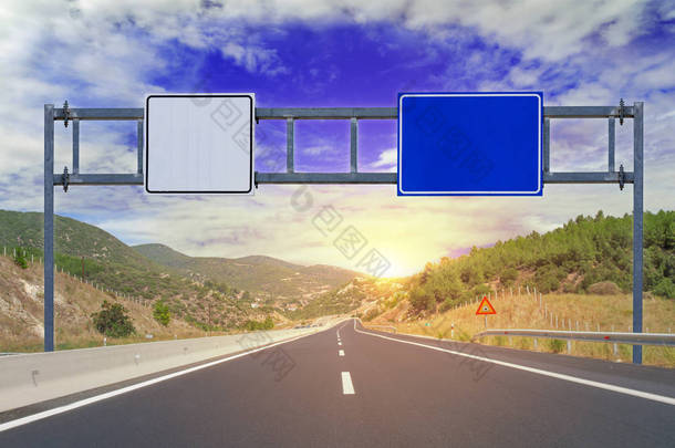 两个选项具有空白道路标志在公路上