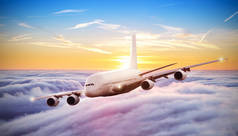 很漂亮的日落在云层上面飞行的巨大飞机