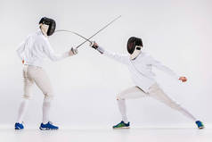 两个男的穿击剑适合用刀攻击灰色练习
