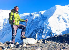 背着背包的徒步旅行者到达山顶.成功，自由，幸福，在山上的成就。积极运动的概念.