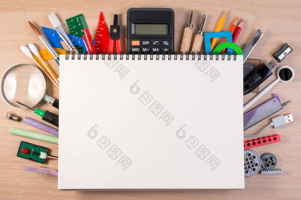 笔记本在学校用品或学校桌上的办公用品。背景与文本副本空间与学校或办公室材料.