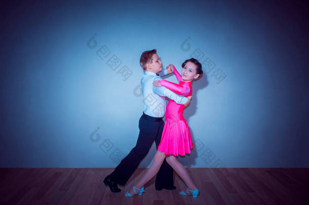 那个年轻的男孩和女孩摆在<strong>舞蹈工作室</strong>