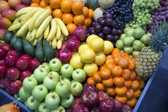 分类有机水果零售市场上的广角照片