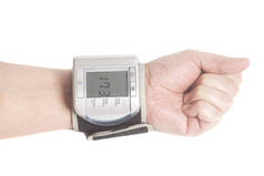 男人自己测量自己的血压手腕上