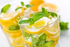 柠檬 mojito 鸡尾酒与新鲜薄荷、 冷夏天饮料或加冰的饮料
