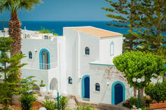 古希腊建筑-白色建筑物、 海、 蓝色 windows，商标