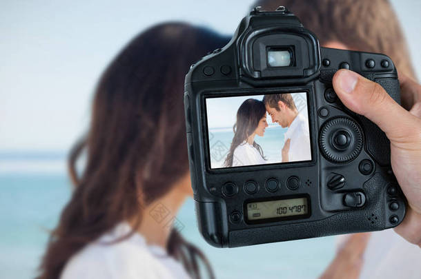 摄影师手持相机与可爱的情侣在屏幕上
